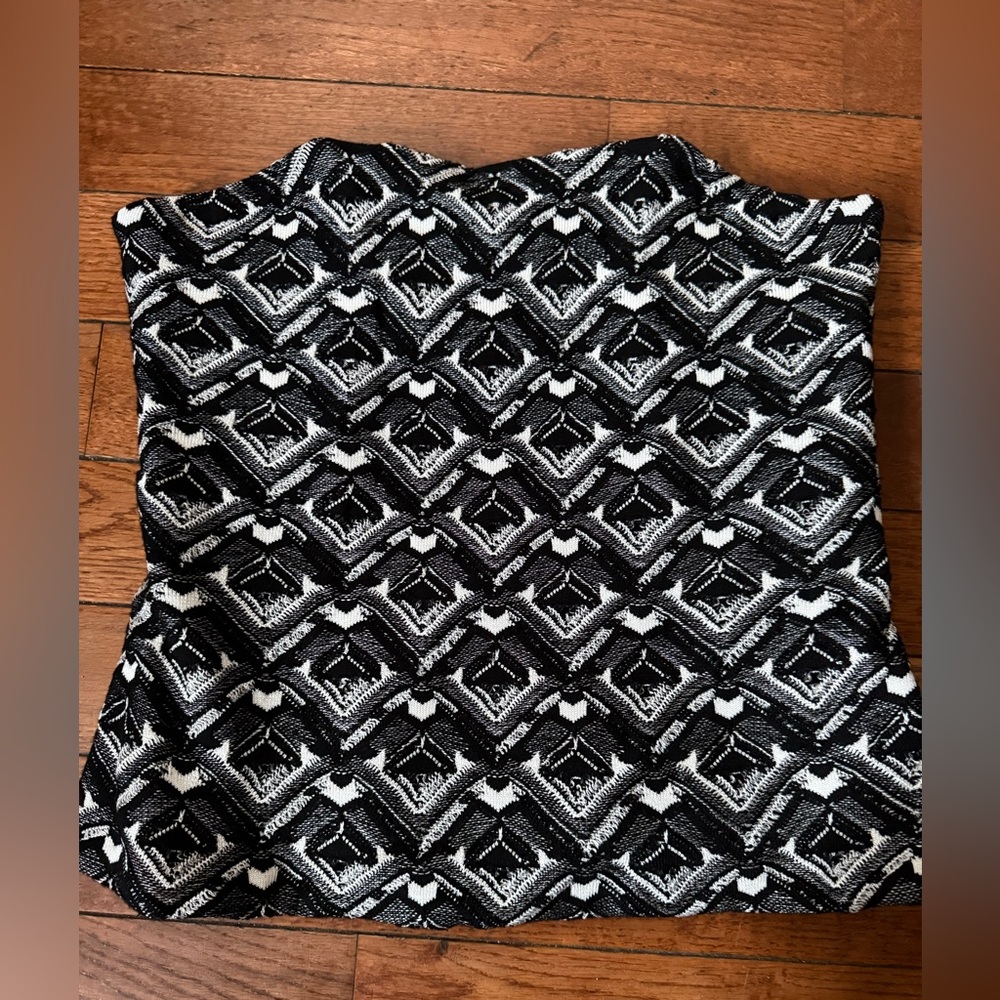White House Black Market Black & White Geometric 
Strapless top